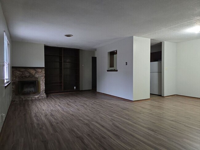 Building Photo - Spacious 2 Bed and 1 Bath Townhome with Pr...