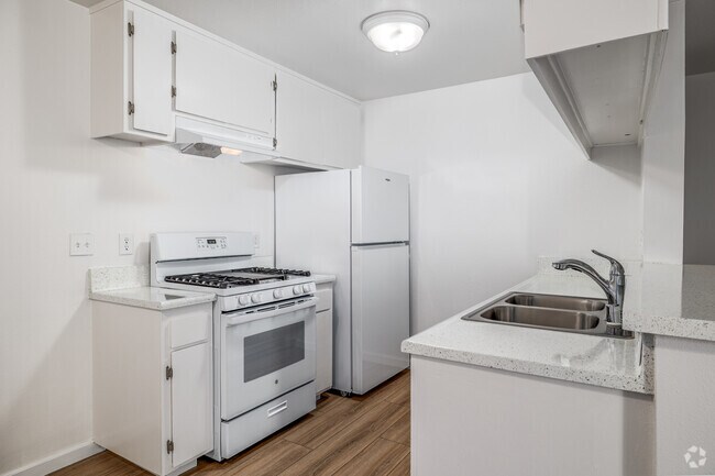 1BR, 1BA - 720SF - Kitchen