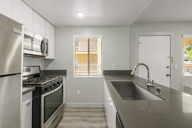 Photo - 1535 N Kenmore Ave Unit 2E