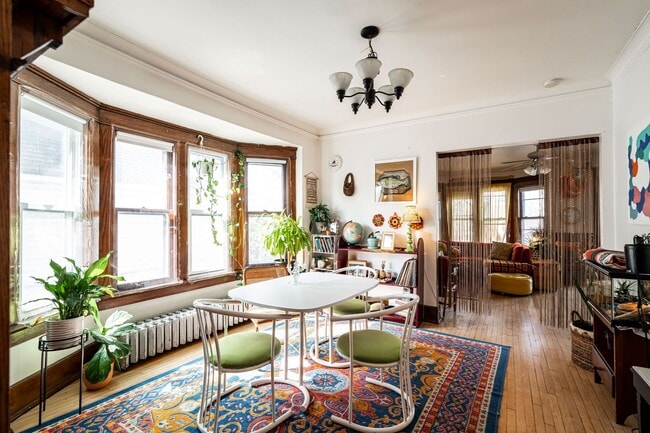 Building Photo - Bright and Sunny 3 Bedroom Upper Unit 2908 N Maryland Ave