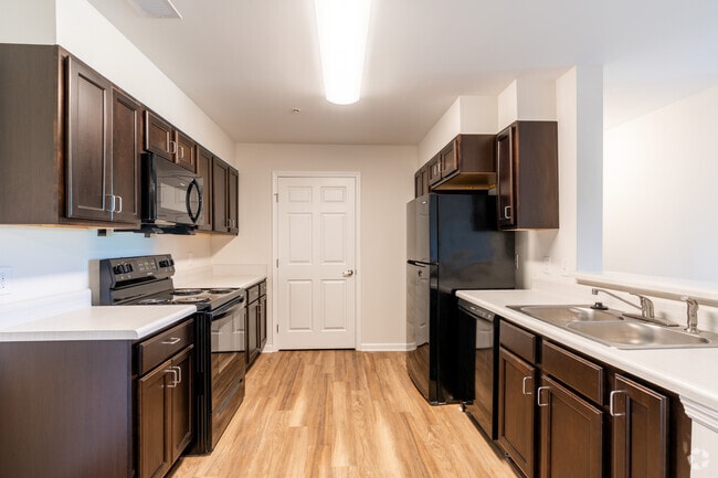 3BR, 2BA - Cocina de 1138SF - Crow Valley Apartments