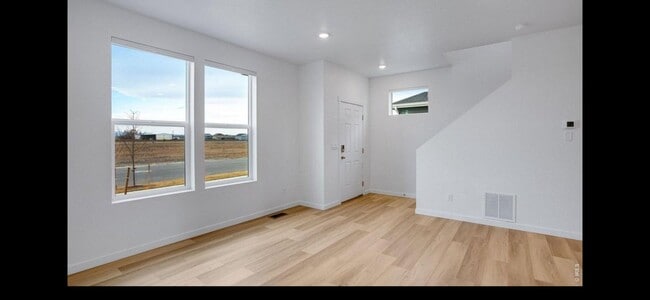 Photo - 309 Fiord Wy