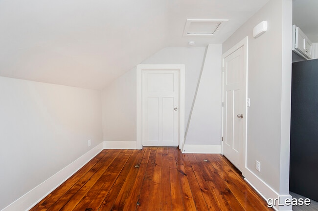 Photo - 25 Seward Ave NW Unidad 2