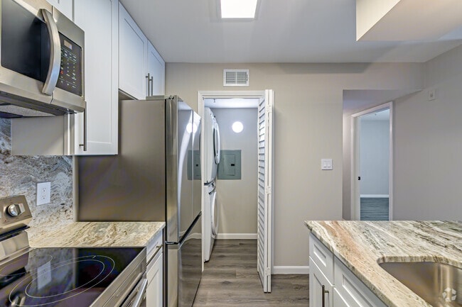 1 BD, 1 BA - 660 SF - Kitchen - Mountain View Crossing