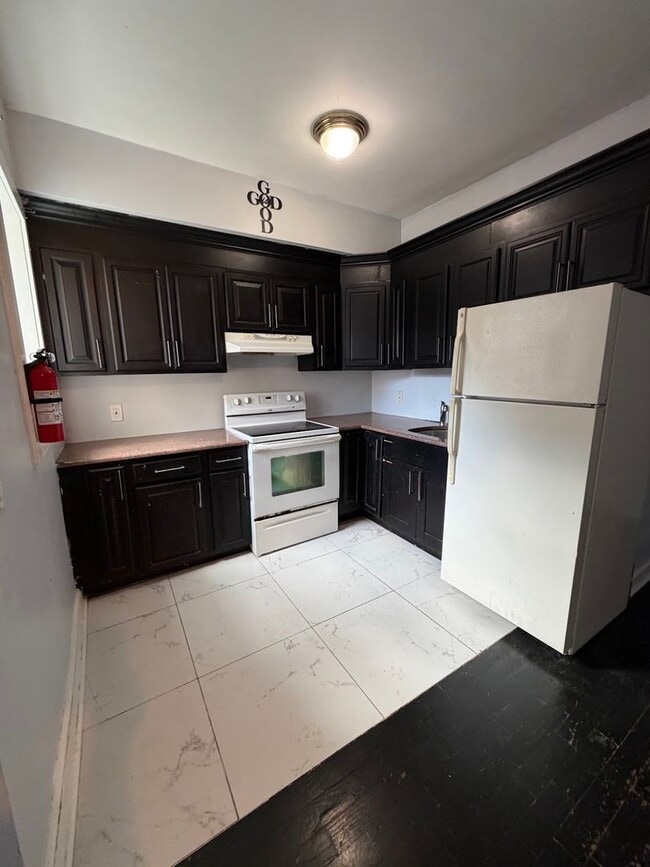 Building Photo - 239 S 6th St Unit Apt 2