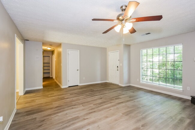 Photo - 440 Creekside Ct