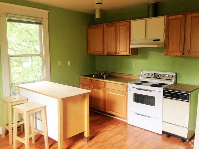 Building Photo - 1122 E Denny Way Unit B Upper Rental