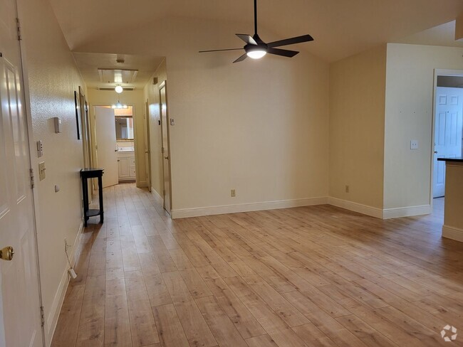 Building Photo - 3/2.5 with a detached building perfect for... Rental