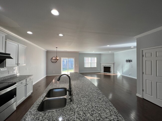 Photo - 4 Bedroom 3 Bath - Gorgeous Backyard in Le...