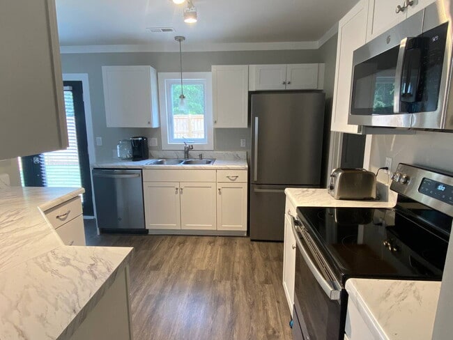 Photo - Beautiful 3 bed, 2 bath in Central