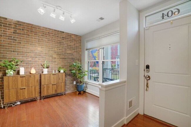 Photo - 604 Regent Pl NE