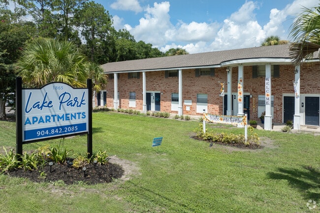 Building Photo - Lake Park Colonial