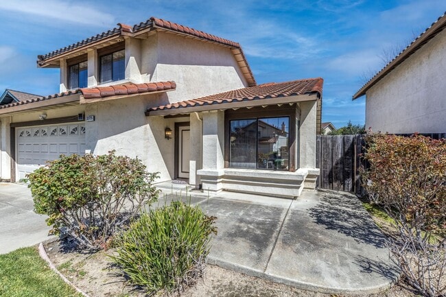 Photo - 4 bed/3 bath Single Family Home w/ large backyard!