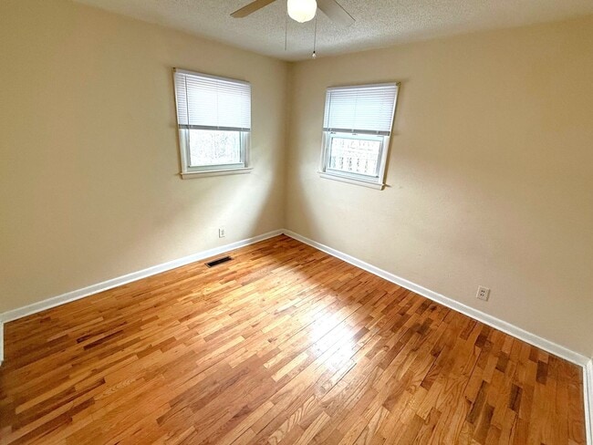 Photo - Darling 2 bedroom 1 level with Central Air!