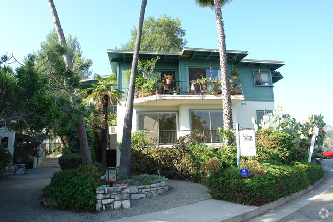 Building Photo - Holiday Manor Rental