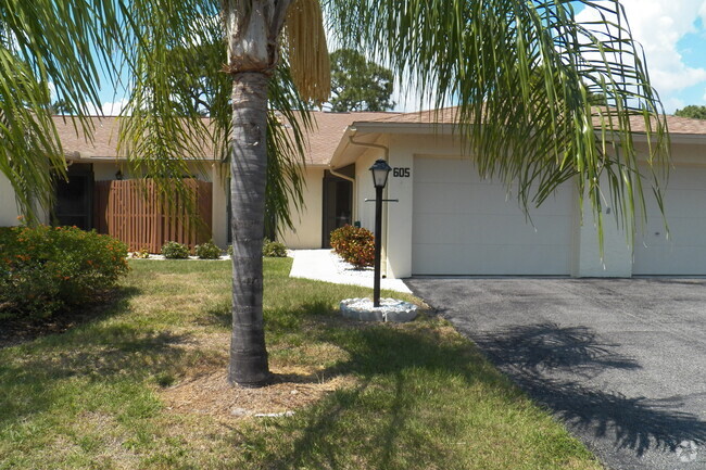 Building Photo - 605 Pinebrook Crescent Rental