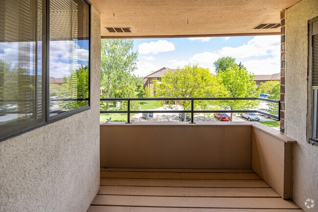 2BR, 2BA - 1,100SF - Balcony