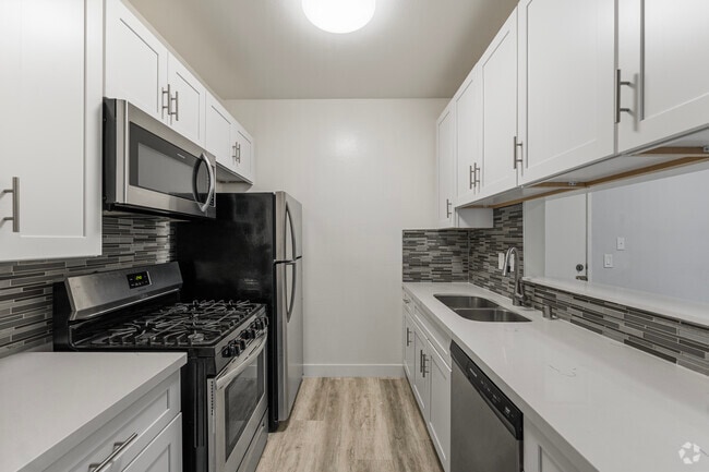 2BR, 2BA - 920SF