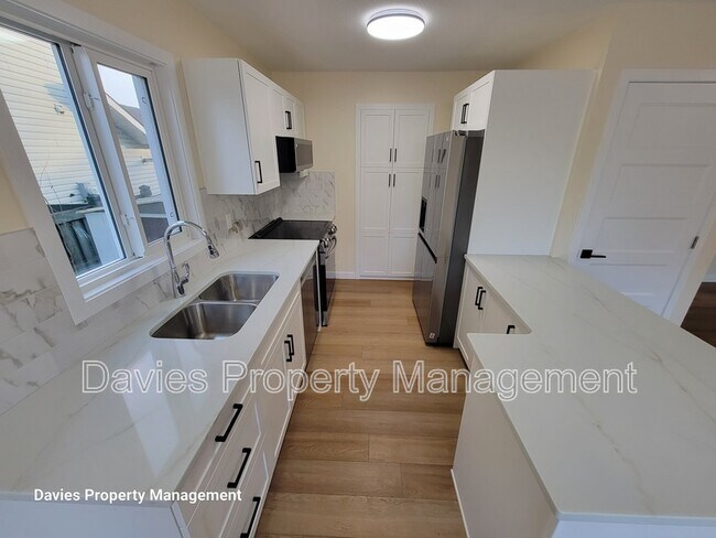 Photo - 2018 Garnett Way NW