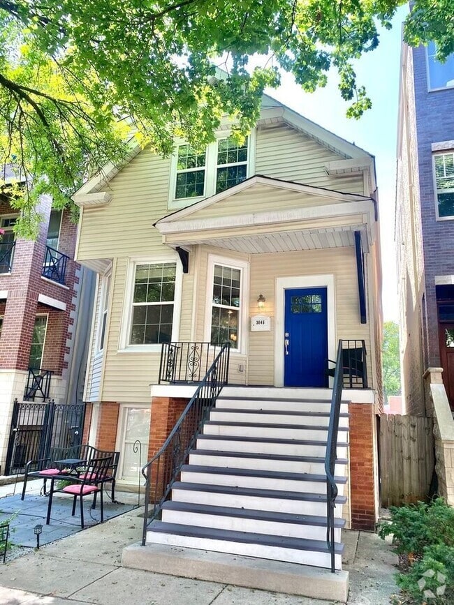 Building Photo - 3646 N Damen Ave Rental