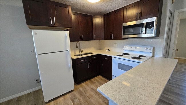 Building Photo - 416 Lakeside Dr Unit 216