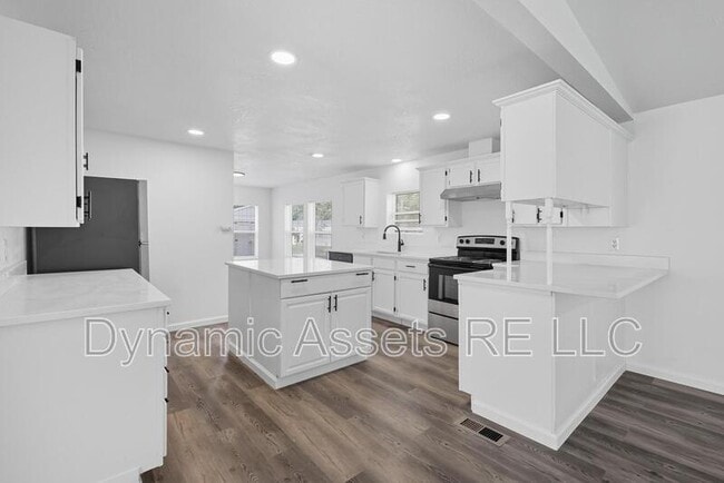 Photo - 405 Falletti St