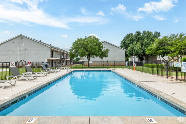 Piscina - Huntington Place Apartments