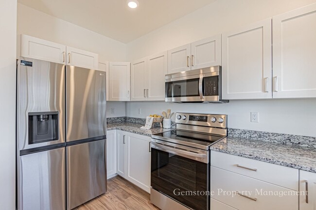 Photo - LEASE TAKEOVER for Darling 3 Bed 2.5 Bath Townhome located in Sugar City