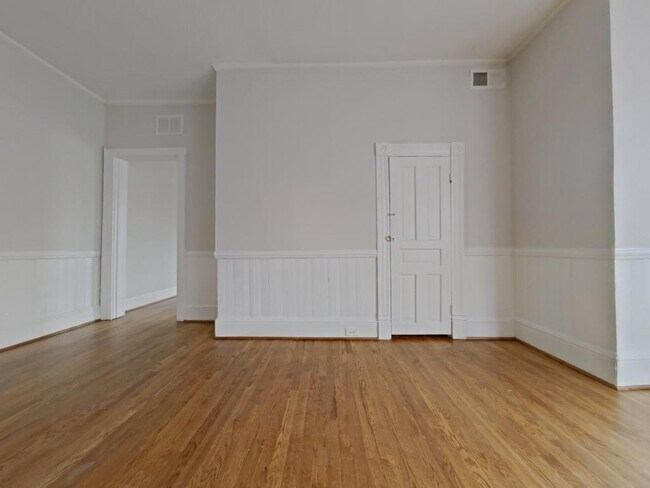 Photo - 304 Oakwood St