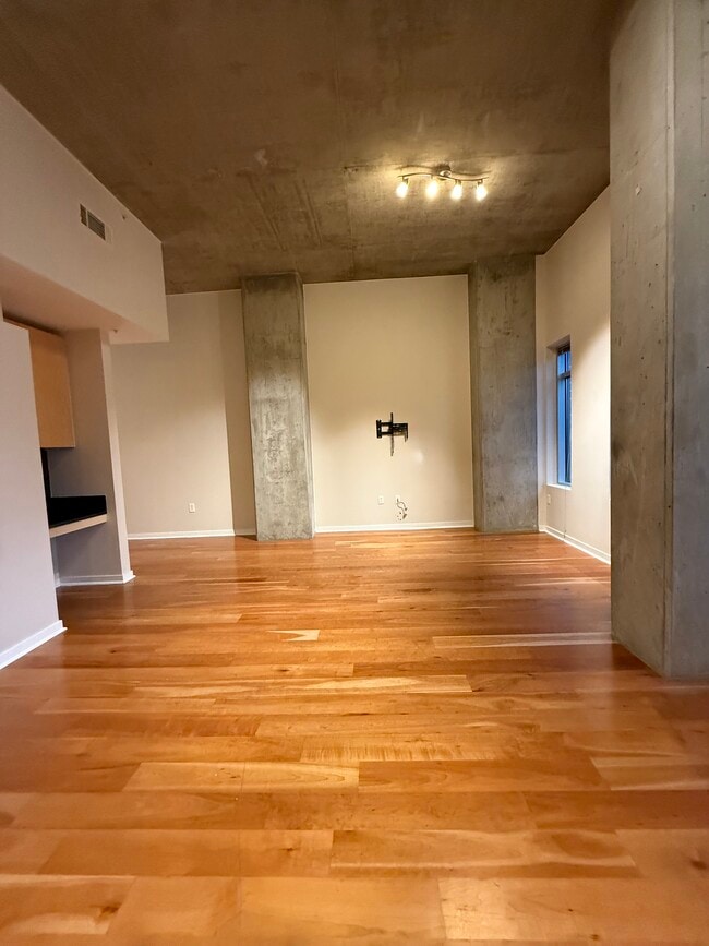 Building Photo - 1700 Bassett St Unit 705