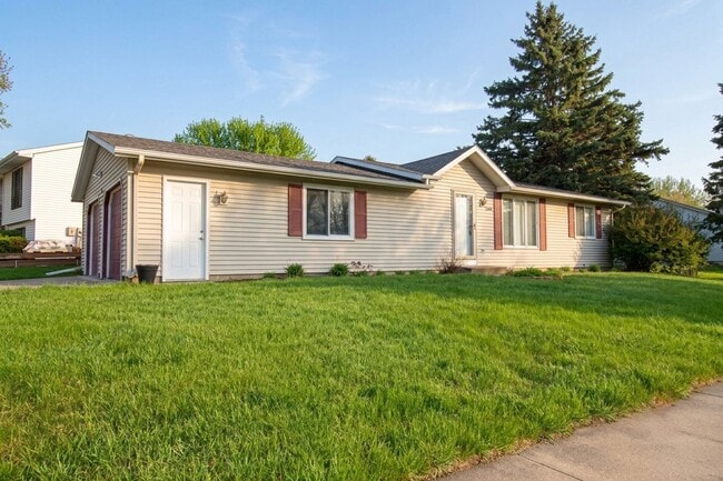 Building Photo - Ranch-style home with great fenced yard & patio!