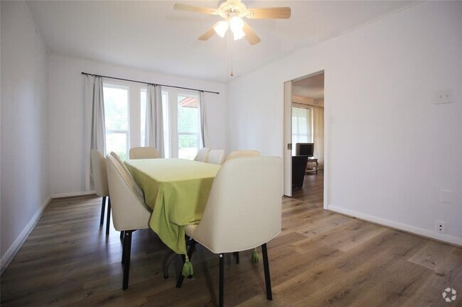 Building Photo - 9137 White Oak Dr Rental