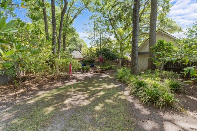 Photo - 1043 Loyalist Ln