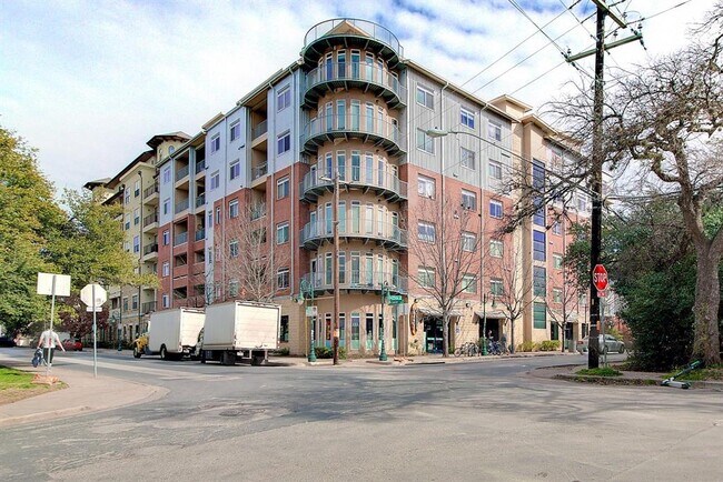 Building Photo - 910 W 25th St Unit 305