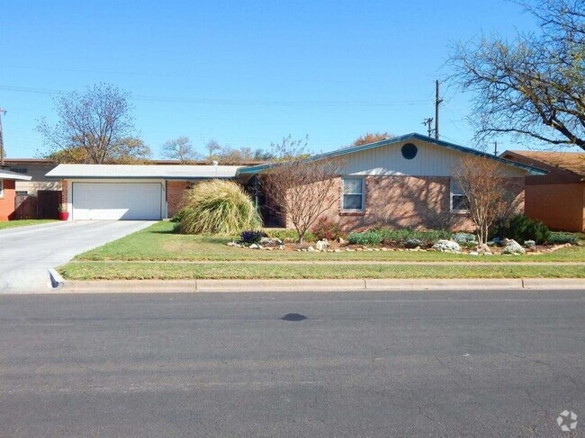 Building Photo - Luxurious Three Bedroom Home Located Near ...