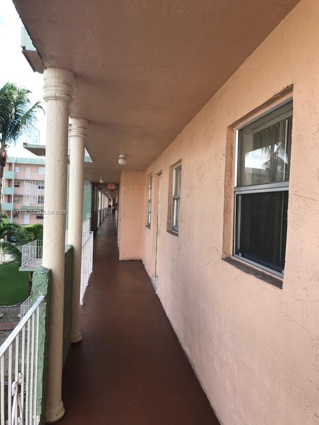 Building Photo - 1655 W 44th Pl Unit 304