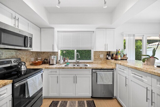 Photo - 811 Capri St