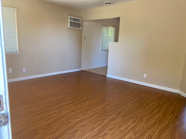 Photo - Well maintained 2 bed/1 bath unit in heart...