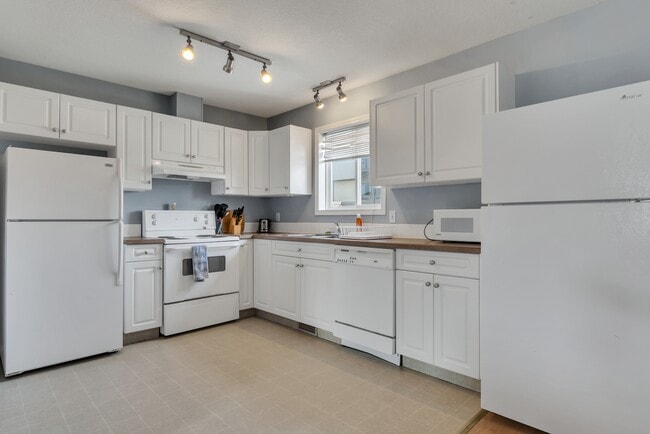 Building Photo - 10150-10150 121 Ave