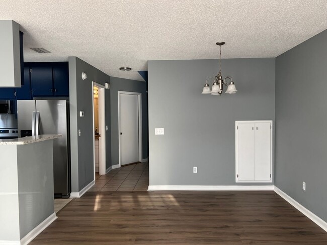 Photo - 107 S Spring View Dr