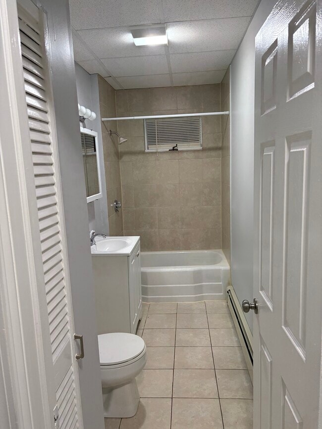 Baño - 406 Pawtucket Ave Unidad 1st Floor Front