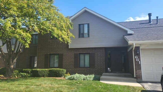Building Photo - 661 Cross Creek Dr N Unit D