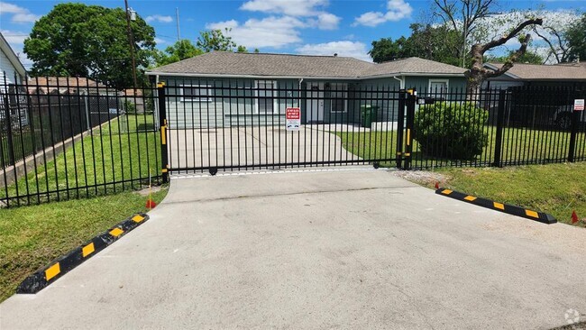 Building Photo - 801 Majorca Dr Rental