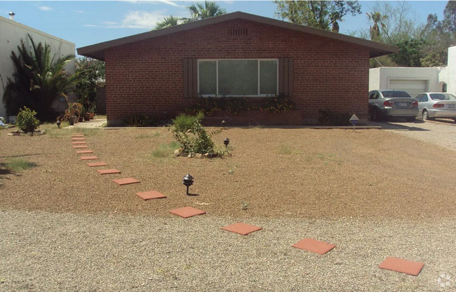 Building Photo - Charming 3 bedroom 2.bath with yard Rental