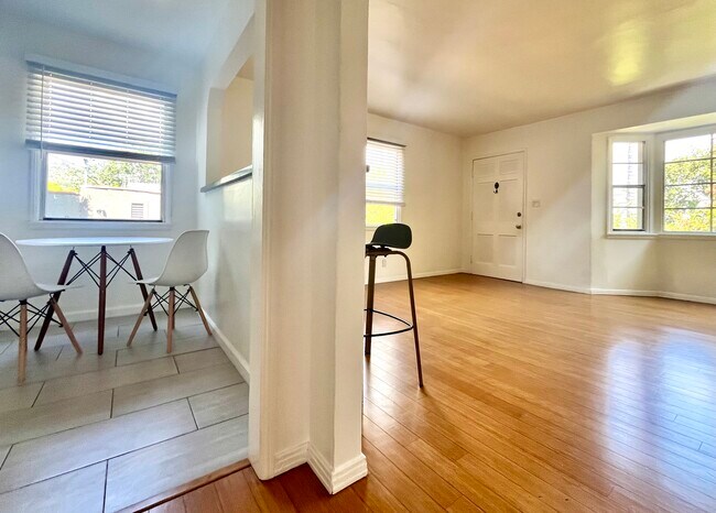 Cocina y sala de estar - 1217 N Curson Ave Unidad Top