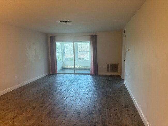 Photo - 2263 Bancroft Cir N