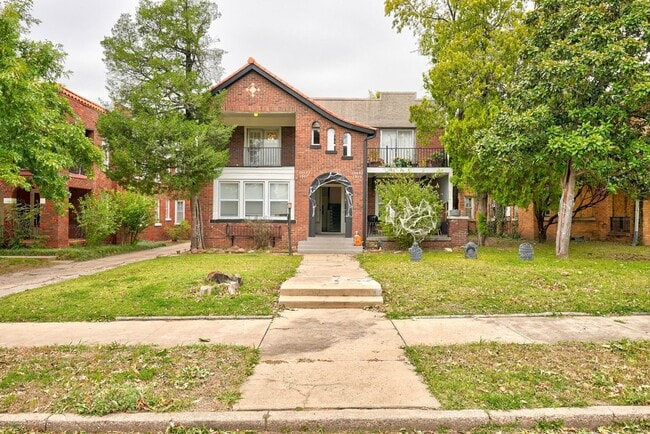 Building Photo - Exquisite 1 Bedroom Brownstone Apartment Steps Away from The Plaza District!