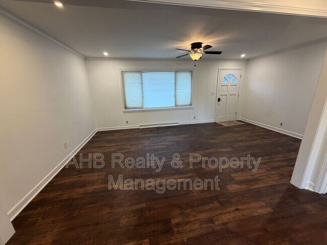 Photo - 1812 Greentree Rd