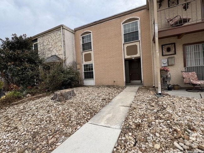 Building Photo - This 3BD/2.5BA two-story home in Babcock Place has been completely updated