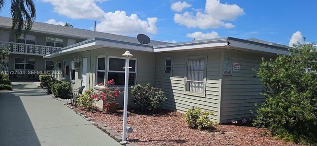 Building Photo - 3230 NE 13th St Unit 1